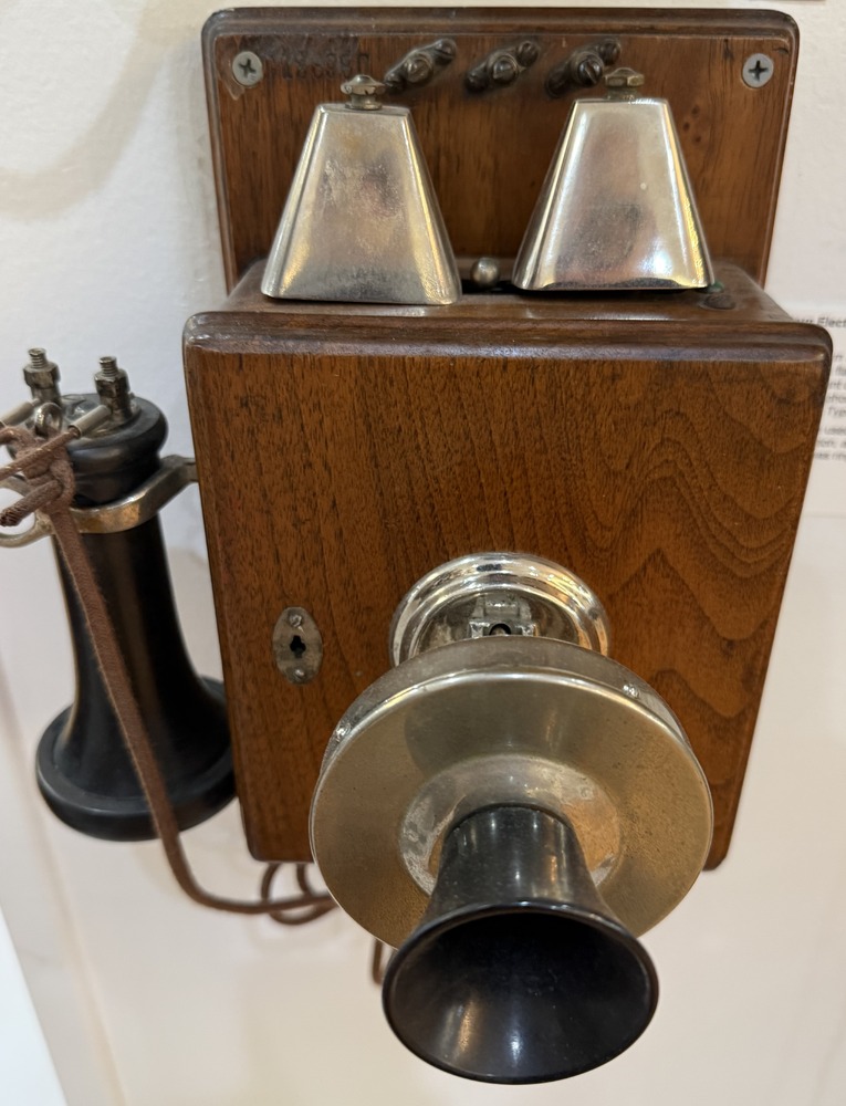WE Type 68 Compact Phone With Cow Bells