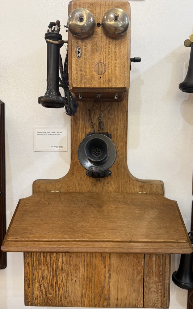 DeVeau oak 'three-jug' phone