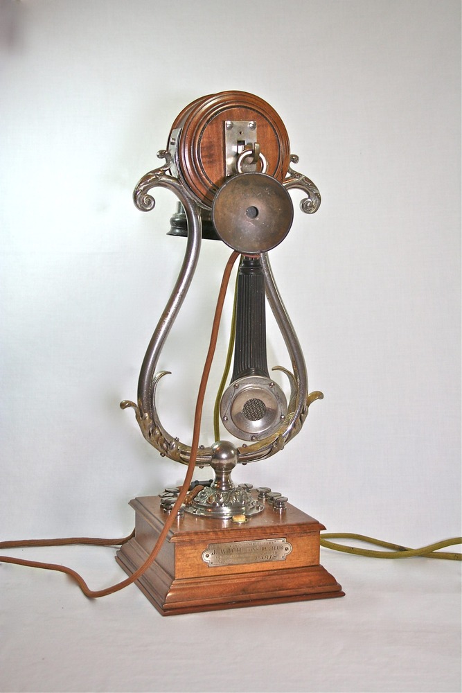 J. Wich "Lyre" desk top telephone (French)