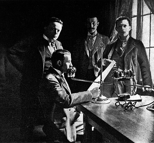 Puskas launches Telefon Hírmondó telephone news service