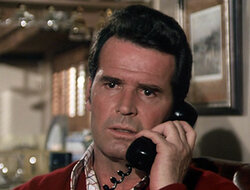 Jim Rockford (James Garner) on the phone