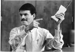 McCaw builds the largest U.S. cellular carrier